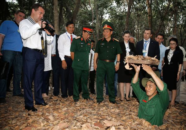 Thủ tướng Nga Dmitry Medvedev trong chuyến thăm khu di tích lịch sử - quân sự “Địa đạo Củ Chi” ở miền Nam Việt Nam - Sputnik Việt Nam