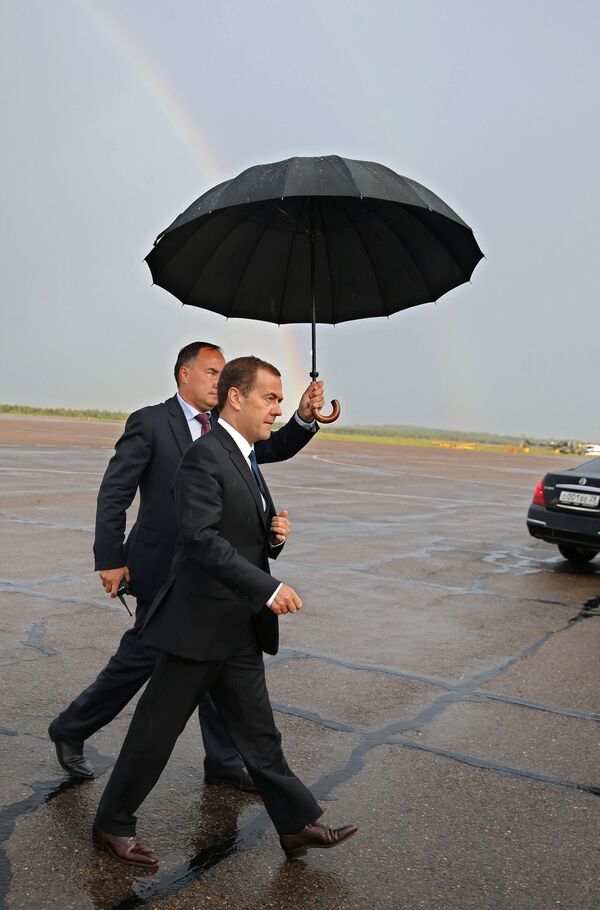 Thủ tướng Nga Dmitry Medvedev tại sân bay trước giờ khởi hành từ Blagoveshchensk - Sputnik Việt Nam