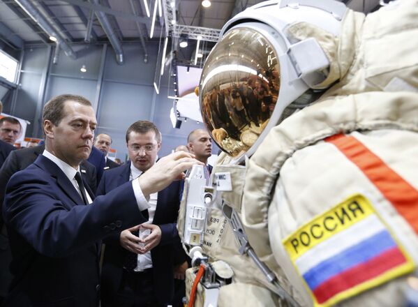 Thủ tướng chính phủ Nga Dmitry Medvedev trong chuyến thăm triển lãm quốc tế “Innoprom-2015” tại Yekaterinburg. - Sputnik Việt Nam