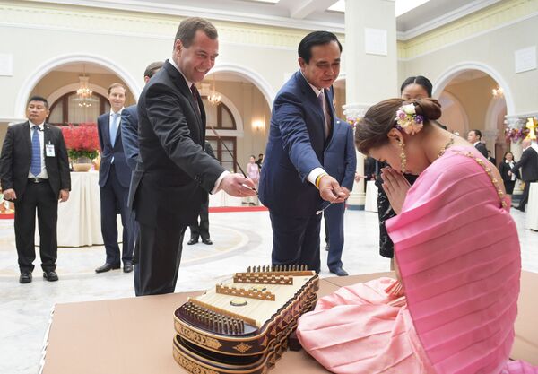 Thủ tướng Nga Dmitry Medvedev và Thủ tướng Thái Lan Prayuth Chan-ocha ở Bangkok - Sputnik Việt Nam