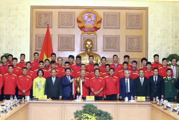 Thủ tướng Nguyễn Xuân Phúc, các đại biểu và Đội tuyển. - Sputnik Việt Nam