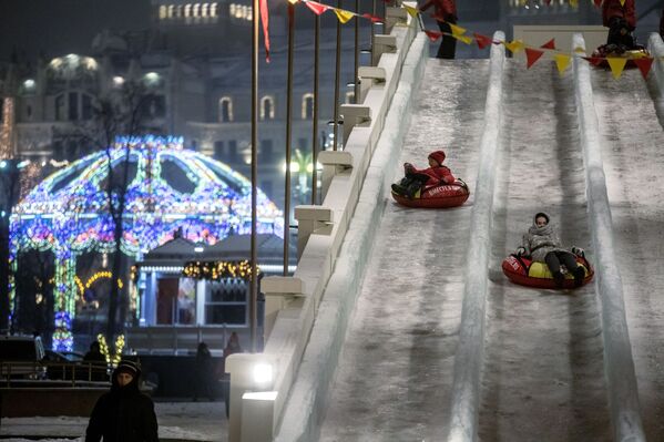 Trẻ em trượt băng trên Quảng trường Cách mạng ở Moskva - Sputnik Việt Nam