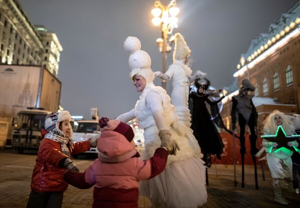 Du khách và người tham gia Festival Hành trình đến Giáng sinh trên Quảng trường Cách mạng ở Moskva - Sputnik Việt Nam