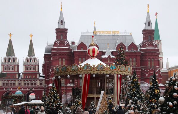 Khách đến dự Festival Hành trình đến Giáng sinh trên Quảng trường Manezhnaya ở Moskva - Sputnik Việt Nam