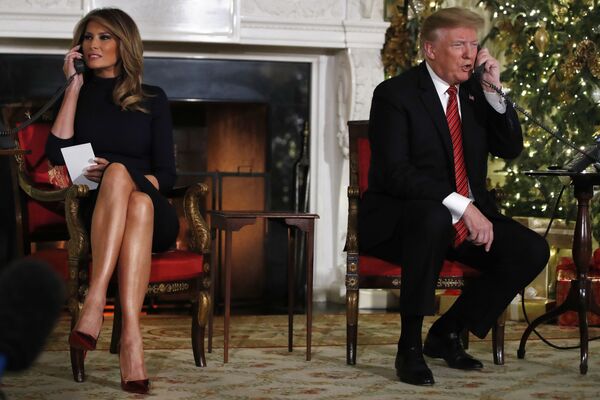 Tổng thống Mỹ Donald Trump và phu nhân Melania tại thời điểm nhận thông tin về việc ông già Noel đi qua vào đêm Giáng sinh - Sputnik Việt Nam