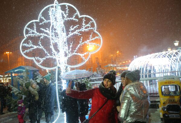 Cư dân Kiev và khách của thủ đô Ukraina ăn mừng Giáng sinh Công giáo trên Quảng trường Sofia - Sputnik Việt Nam