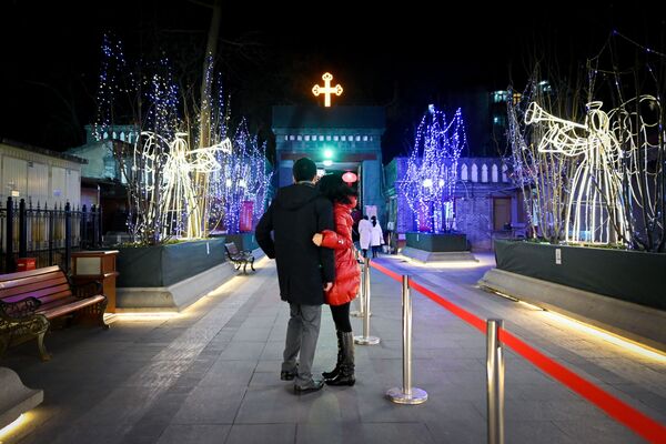 Một cặp đôi yêu nhau trước khi bắt đầu Thánh lễ Giáng sinh ở Bắc Kinh - Sputnik Việt Nam