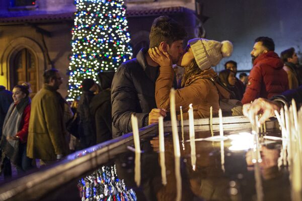 Một cặp đôi yêu nhau trong Thánh lễ Giáng sinh ở Istanbul - Sputnik Việt Nam