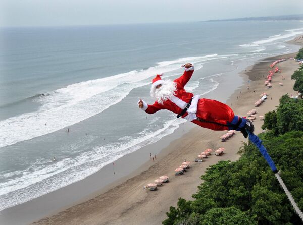 Người đàn ông hóa trang thành ông già Noel trong vũ điệu bungee ở Bali - Sputnik Việt Nam