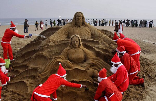 Tác phẩm tượng cát  trước đêm Giáng sinh trên bãi biển ở Ấn Độ - Sputnik Việt Nam