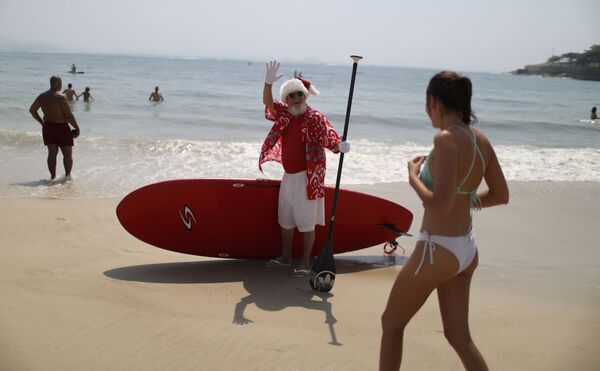 Người đàn ông mặc trang phục ông già Noel trên bãi biển ở Brazil - Sputnik Việt Nam