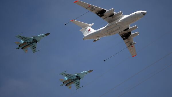 Самолёт-заправщик Ил-78 и истребители-перехватчики МиГ-31 в воздухе - Sputnik Việt Nam