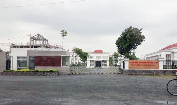 Trụ sở UBND TP Long Xuyên – nơi bà Vương Mai Trinh làm việc và giữ chức Phó Chánh Văn phòng Thành uỷ. Trụ sở UBND TP Long Xuyên – nơi bà Vương Mai Trinh làm việc và giữ chức Phó Chánh Văn phòng Thành uỷ. - Sputnik Việt Nam