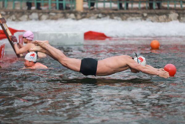 Một người đàn ông trong một cuộc thi bơi mùa đông ở nhiệt độ âm 21 độ C ở Thẩm Dương, tỉnh Liêu Ninh, phía đông bắc Trung Quốc - Sputnik Việt Nam