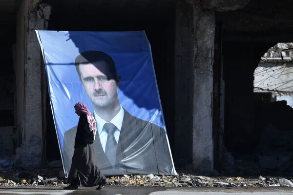 Chân dung Tổng thống Cộng hòa Ả Rập Syria Bashar Assad ở ngoại ô Aleppo - Sputnik Việt Nam