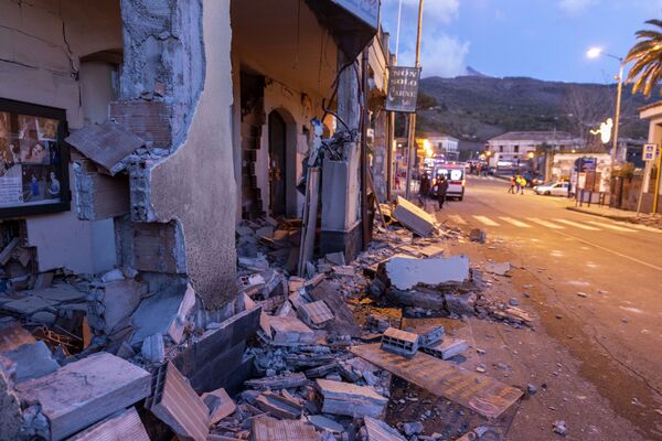 Hậu quả của trận động đất sau vụ phun trào núi lửa Etna ở Ý - Sputnik Việt Nam