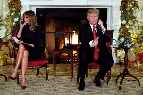 Tổng thống Mỹ Donald Trump và phu nhân Melania tại thời điểm nhận được thông tin ông già Noel đi qua vào đêm Giáng sinh - Sputnik Việt Nam