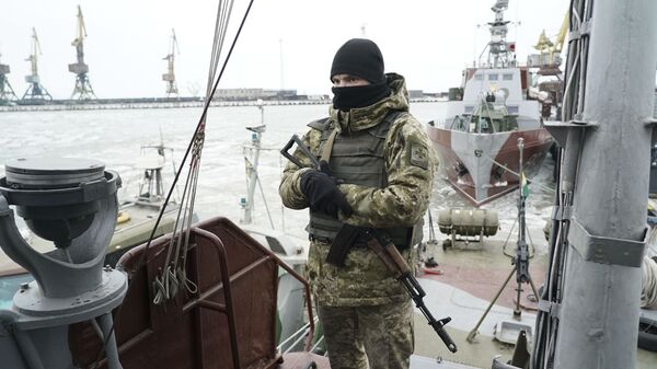 Украинский военный на борту патрульного корабля в порту Мариуполя - Sputnik Việt Nam