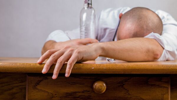 Пьяный мужчина с бутылкой за столом - Sputnik Việt Nam