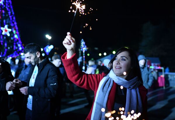 Cô gái với cây pháo sáng trong lễ hội đón Năm Mới 2019 ở Yalta - Sputnik Việt Nam
