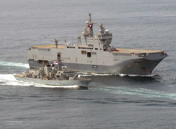 Tàu hộ vệ HMS Argyll của Anh với tàu FS Mistral của Pháp Tàu hộ vệ HMS Argyll của Anh với tàu FS Mistral của Pháp - Sputnik Việt Nam