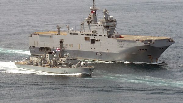 Tàu hộ vệ HMS Argyll của Anh với tàu FS Mistral của Pháp - Sputnik Việt Nam