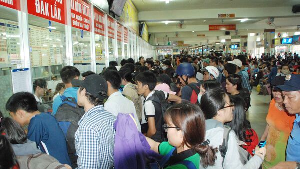 Hành khách mua vé tại ga Sài Gòn - Sputnik Việt Nam
