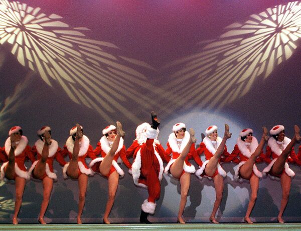 Vũ điệu Cancan qua trình diễn của Santa Claus và Nàng Bạch Tuyết - vũ công Rockettes - Sputnik Việt Nam
