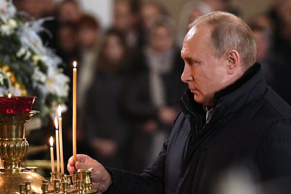 Tổng thống Vladimir Putin đích thân tham gia lễ phụng vụ Giáng sinh tại Giáo đường Spaso-Preobarazhenskiy ở Saint-Peterburg - Sputnik Việt Nam