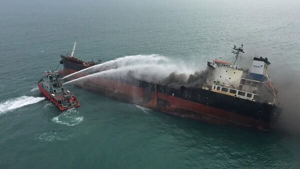 Tàu cứu hỏa Hong Kong phun nước lên tàu dầu Aulac Fortune để chữa cháy. - Sputnik Việt Nam