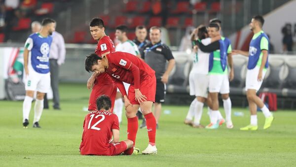 Tiền vệ Hồng Duy (số 12) bị đau sau khi kết thúc trận đấu. - Sputnik Việt Nam