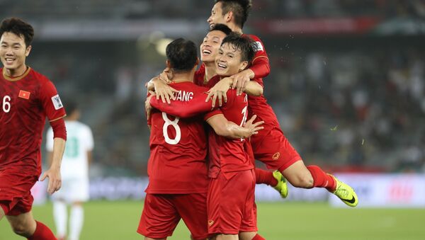 Các cầu thủ Việt Nam ăn mừng bàn thắng thứ hai ở phút 42 trận Iraq-Việt Nam tại Asian Cup 2019. - Sputnik Việt Nam