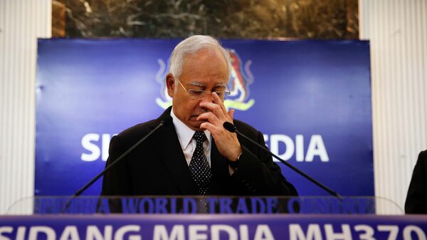 Thủ tướng Malaysia Najib Razak, trước khi phát biểu tại một cuộc họp báo đặc biệt công bố phát hiện về chuyến bay xấu số MH370 tại Kuala Lumpur, Malaysia 6 tháng 8 năm 2015 - Sputnik Việt Nam