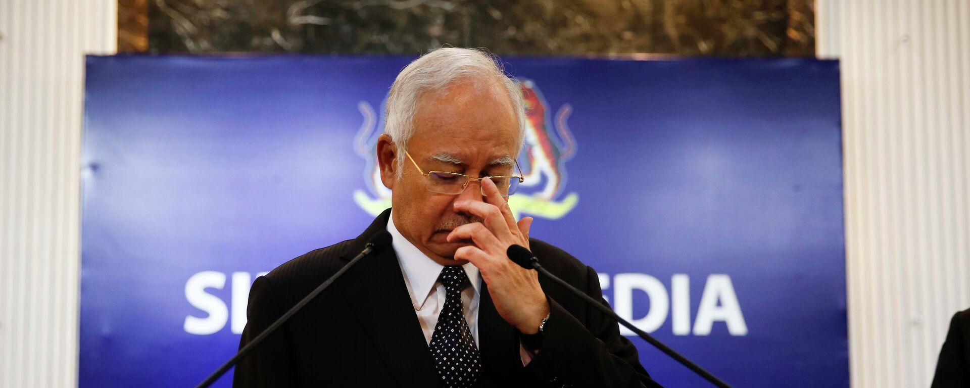 Thủ tướng Malaysia Najib Razak, trước khi phát biểu tại một cuộc họp báo đặc biệt công bố phát hiện về chuyến bay xấu số MH370 tại Kuala Lumpur, Malaysia 6 tháng 8 năm 2015 - Sputnik Việt Nam, 1920, 08.12.2021