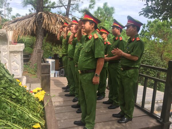 Dâng hương tại khu mộ Đại tướng Võ Nguyên Giáp Dâng hương tại khu mộ Đại tướng Võ Nguyên Giáp - Sputnik Việt Nam