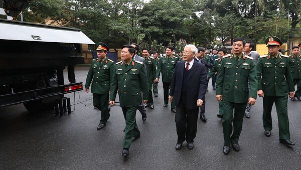 Tổng Bí thư, Chủ tịch nước Nguyễn Phú Trọng, Bí thư Quân ủy Trung ương xem trưng bày, giới thiệu các khí tài quân sự của ngành Quốc phòng. - Sputnik Việt Nam