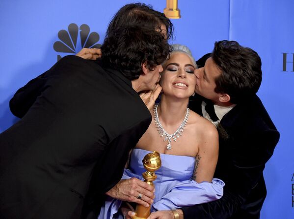 Anthony Rossomando, Andrew Wyatt và Mark Ronson hôn Lady Gaga trong Lễ trao giải Quả cầu vàng ở Beverly Hills - Sputnik Việt Nam