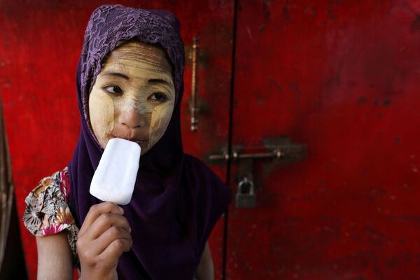 Cô gái ăn kem trong lễ kỷ niệm Ngày quốc khánh lần thứ 71 của Myanmar ở Yangon - Sputnik Việt Nam