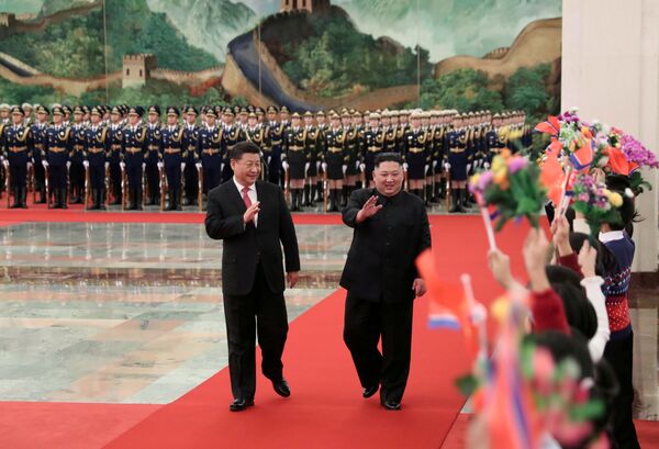 Nhà lãnh đạo Triều Tiên Kim Jong Un và Chủ tịch PRC Tập Cận Bình trong cuộc họp tại Bắc Kinh - Sputnik Việt Nam