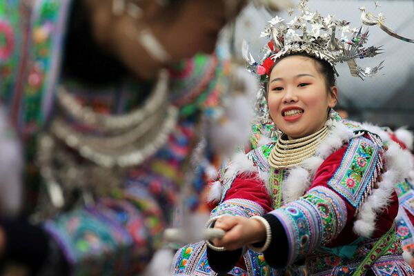 Cô gái dân tộc Miêu (Trung Quốc) ăn mừng Năm mới - Sputnik Việt Nam