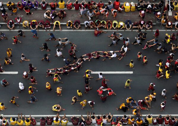 Các tín đồ Công giáo xếp hàng trước tượng Nazarene đen (Chúa Gie su đen) ở Manila, Philippines - Sputnik Việt Nam