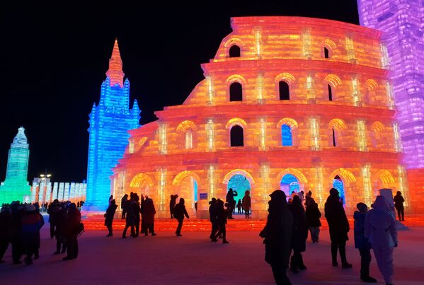 Tác phẩm điêu khắc băng tại Lễ hội băng tuyết quốc tế ở Cáp Nhĩ Tân - Sputnik Việt Nam