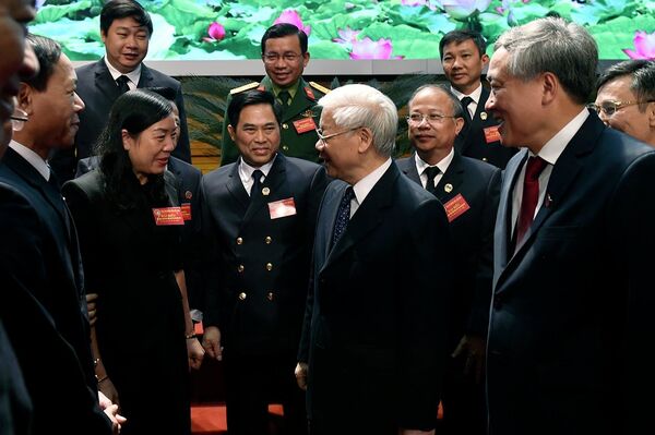Tổng Bí thư, Chủ tịch nước Nguyễn Phú Trọng trao đổi với các đại biểu dự hội nghị. Tổng Bí thư, Chủ tịch nước Nguyễn Phú Trọng trao đổi với các đại biểu dự hội nghị. - Sputnik Việt Nam