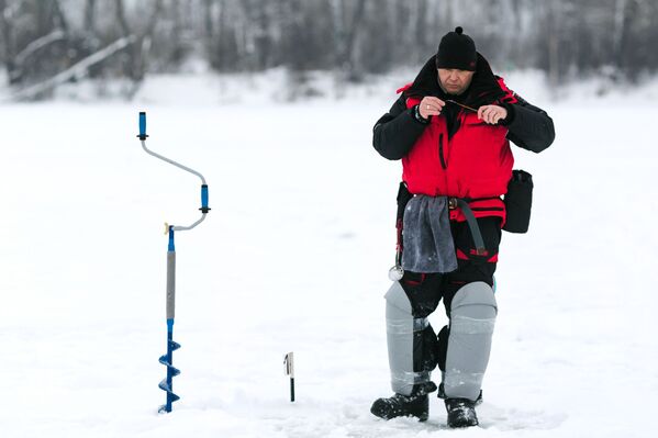 Người tham gia Giải vô địch thành phố câu cá trên băng trong công viên văn hóa và giải trí mang tên Stepanov trên sông Uvod ở Ivanovo - Sputnik Việt Nam