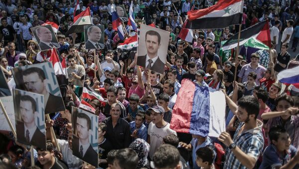Mít tinh ủng hộ Tổng thống Syria Bashar Assad và Tổng thống Nga Vladimir Putin tại Latakia, Syria - Sputnik Việt Nam