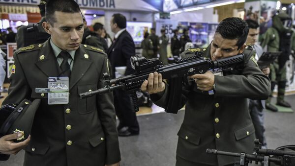 A Colombian policeman holds a Colombian-made Israeli Galil ACE assault rifle during the Expodefence Fair 2015, in Bogota on November 30, 2015 - Sputnik Việt Nam