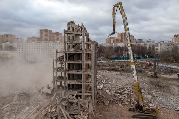 Phá hủy tòa nhà bệnh viện xây dựng dở dang trên phố Klinskaya ở Moskva - Sputnik Việt Nam