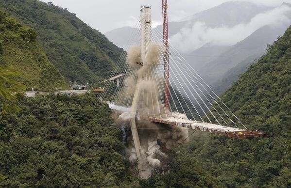 Phá dỡ cây cầu treo chưa hoàn thành ở Chirahara, Colombia - Sputnik Việt Nam