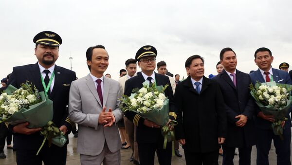 Bộ trưởng Bộ GTVT Nguyễn Văn Thể và Chủ tịch tập đoàn FLC Trinh Văn Quyết tặng hoa chúc mừng tổ lái chiếc máy Airbus A321neo đầu tiên của hãng. - Sputnik Việt Nam