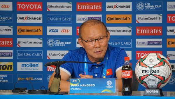 HLV trưởng đội tuyển Việt Nam Park Hang-seo tại buổi họp báo sau khi kết thúc trận đấu. - Sputnik Việt Nam